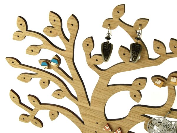 Dřevěný strom na šperky